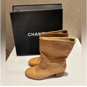 Chanel calfskin CC logo boots. Size 38.5. AUTHENTIC